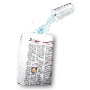 Líquido en periódico